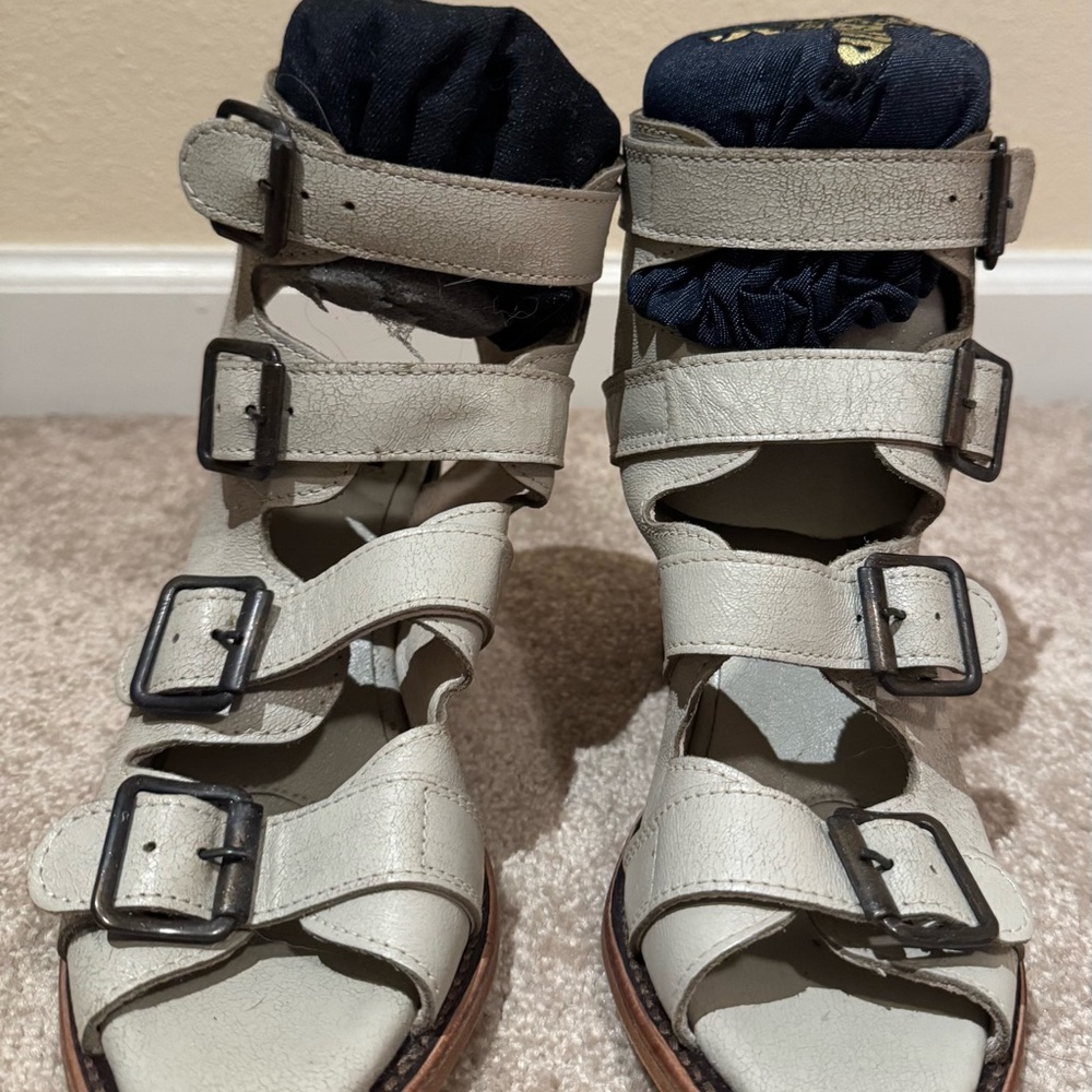 Freebird Women's Sandals with Buckle Straps in Cream
